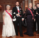 25. oktober: Kronprinsparet er til stede når Kongeparet holder middag for stortingsrepresentantene på Det kongelige slott. Kronprins Haakon fører Kronprinsessen og Prinsesse Astrid, fru Ferner til bords. Foto: Håkon Mosvold Larsen / NTB scanpix